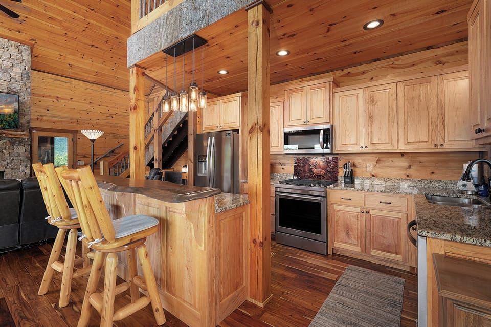 Hillcrest Vista - Entry Level Fully Equipped Kitchen with Breakfast Bar for 2