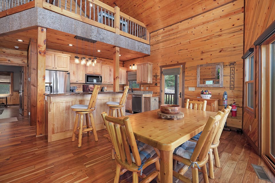Hillcrest Vista - Entry Level Dining Area