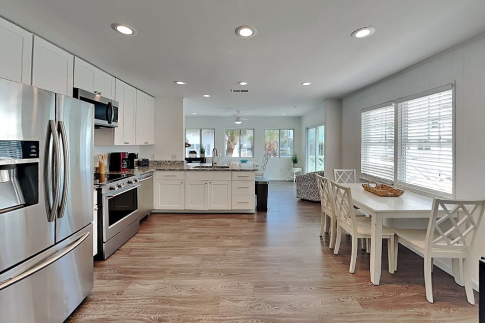 Open Eat-In Kitchen w. Stainless-Steel Appliances