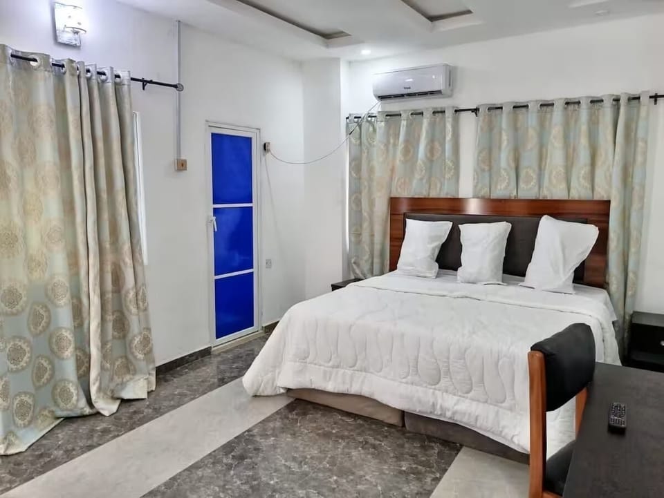 Basic Single Room | Desk, laptop workspace, WiFi (free)