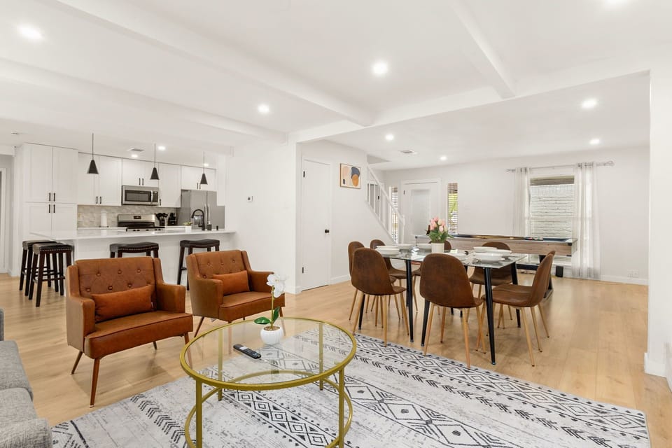 Bright open-concept space—relax, dine, and gather with ease ✨

