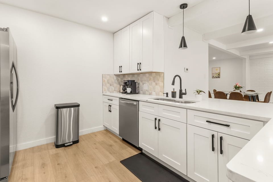 Modern, fully equipped kitchen—perfect for easy meals and gatherings 🍳✨
