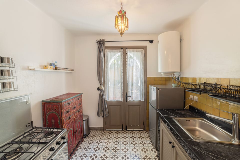 Comfort Apartment, Garden View | Private kitchen | Cleaning supplies, dining table