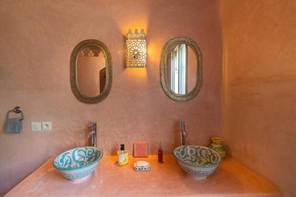 Comfort Apartment, City View | Bathroom | Free toiletries, slippers, soap, shampoo