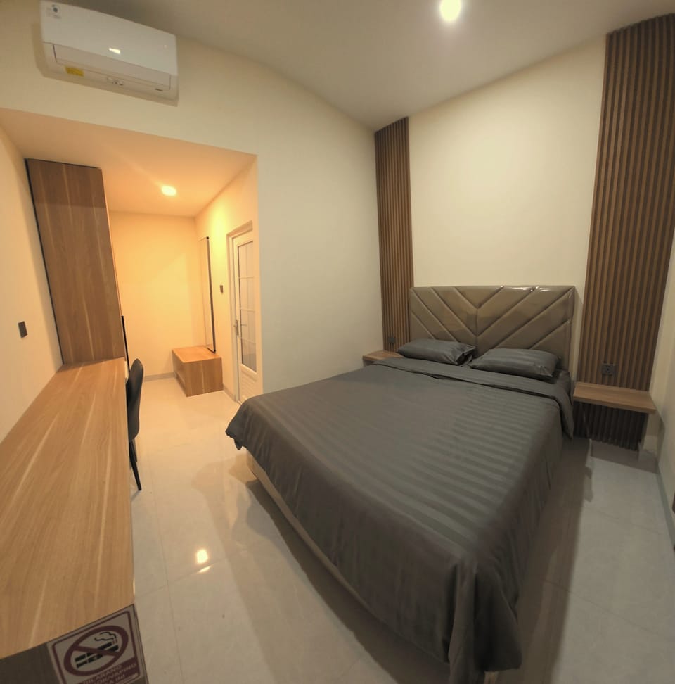 Deluxe Room | Desk, bed sheets