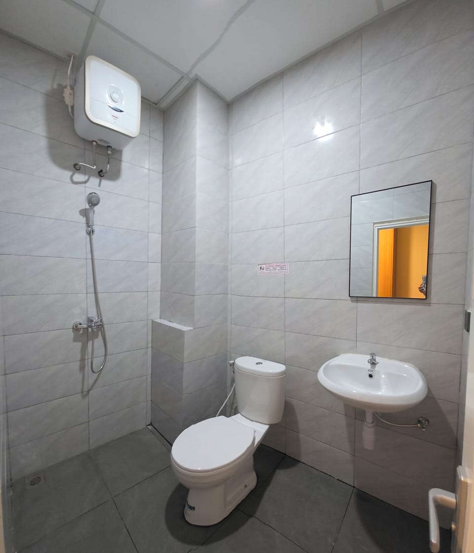 Shower, free toiletries, towels, soap