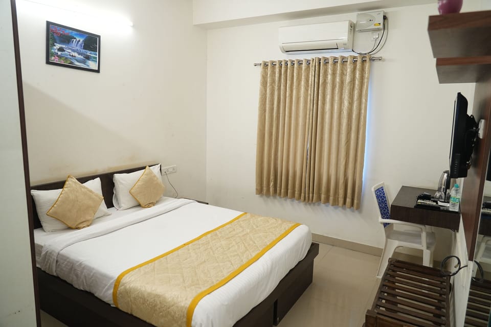 Executive Room | In-room safe, laptop workspace, soundproofing, iron/ironing board