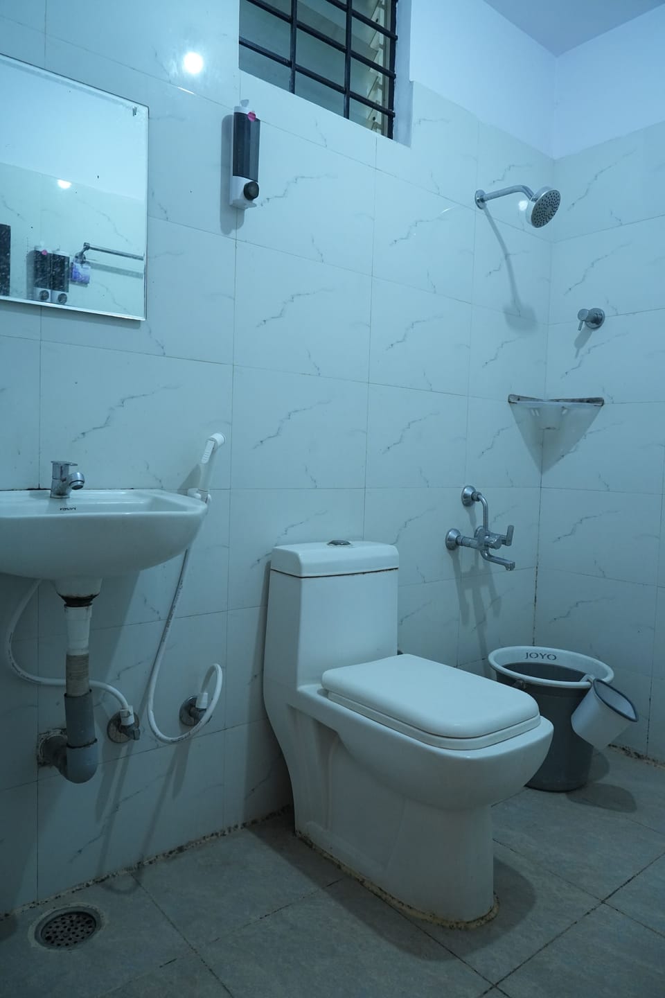 Executive Room | Bathroom | Shower, free toiletries, hair dryer (on request), towels