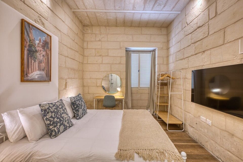 Deluxe Double Room, Ensuite | Desk, laptop workspace, WiFi (free)