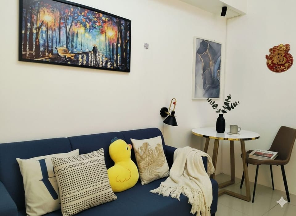Apartment, 1 Queen Bed | Living area