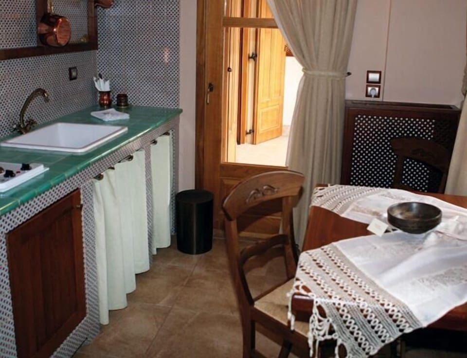 Junior Suite | Private kitchenette | Stovetop, coffee/tea maker, electric kettle, cookware/dishes/utensils