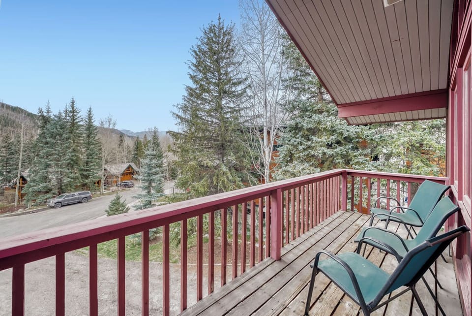 Your own alpine perch with views of the slopes🌲. A quiet spot to start the day or unwind after skiing, surrounded by fresh mountain air and peaceful Vail scenery