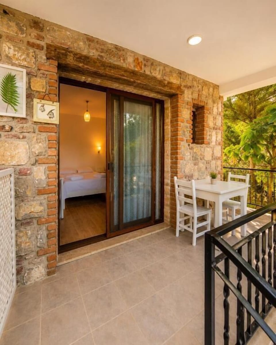 Classic Double Room, Balcony | Outdoor dining