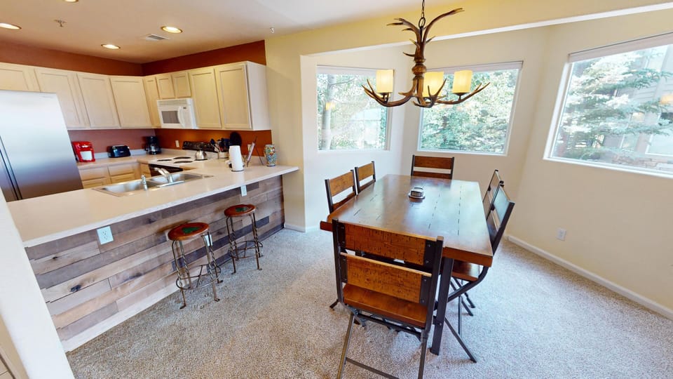 Fully Equipped Kitchen and Dining Table - Fully Equipped Kitchen and Dining Table