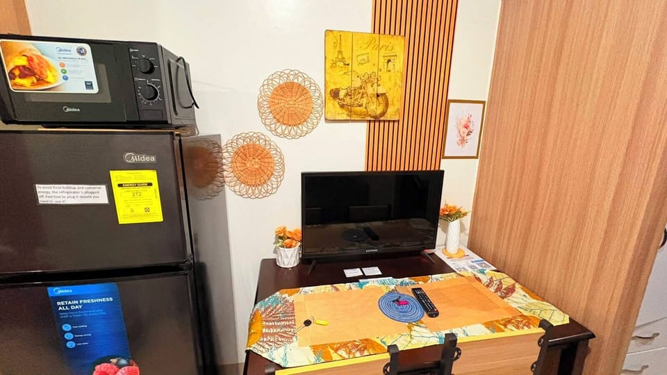 Apartment, 1 Bedroom | Private kitchen | Mini-fridge, microwave, stovetop, cookware/dishes/utensils