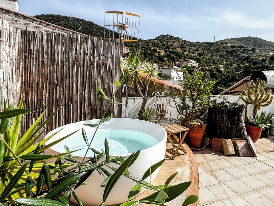 Outdoor spa tub