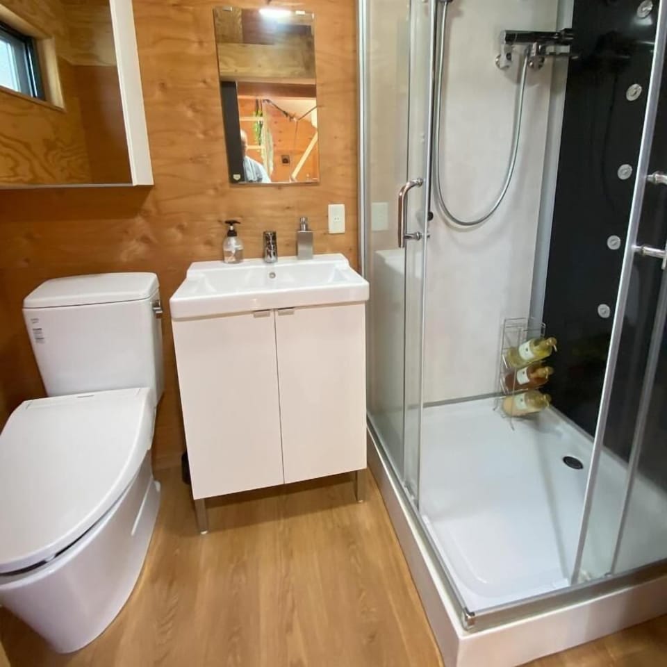 Superior Villa, Garden View | Bathroom | Shower, free toiletries, hair dryer, towels