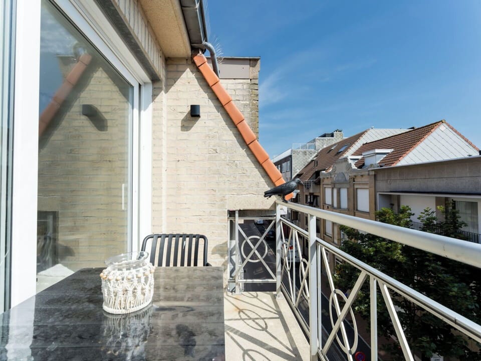 Composite Material, Apartment, Balcony, Daylighting, Aluminium, Hardwood, Handrail, Steel