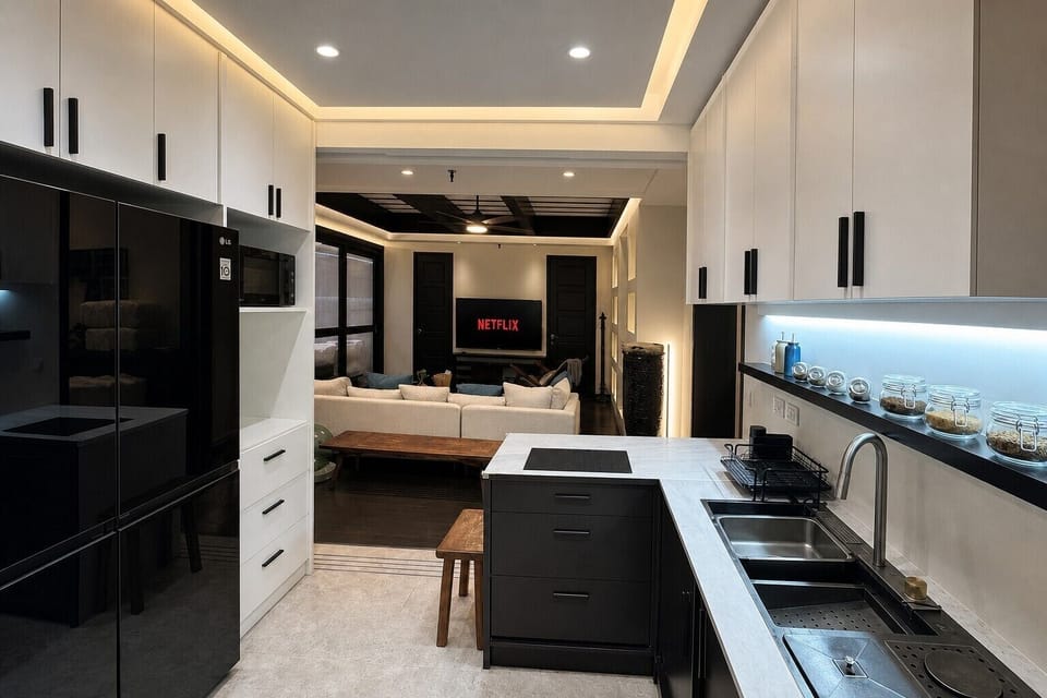 【Full Kitchen】The kitchen runs open to the living room and TV, keeping the cook in the conversation. One connected space for a group to cook, eat, and watch together.