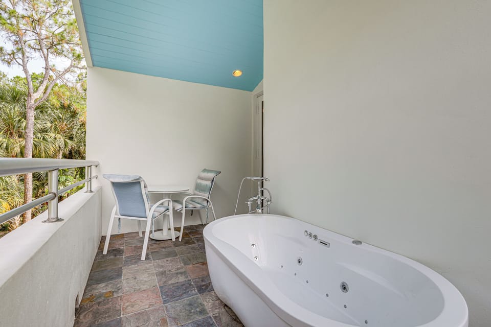 Balcony w/ Soaker Tub