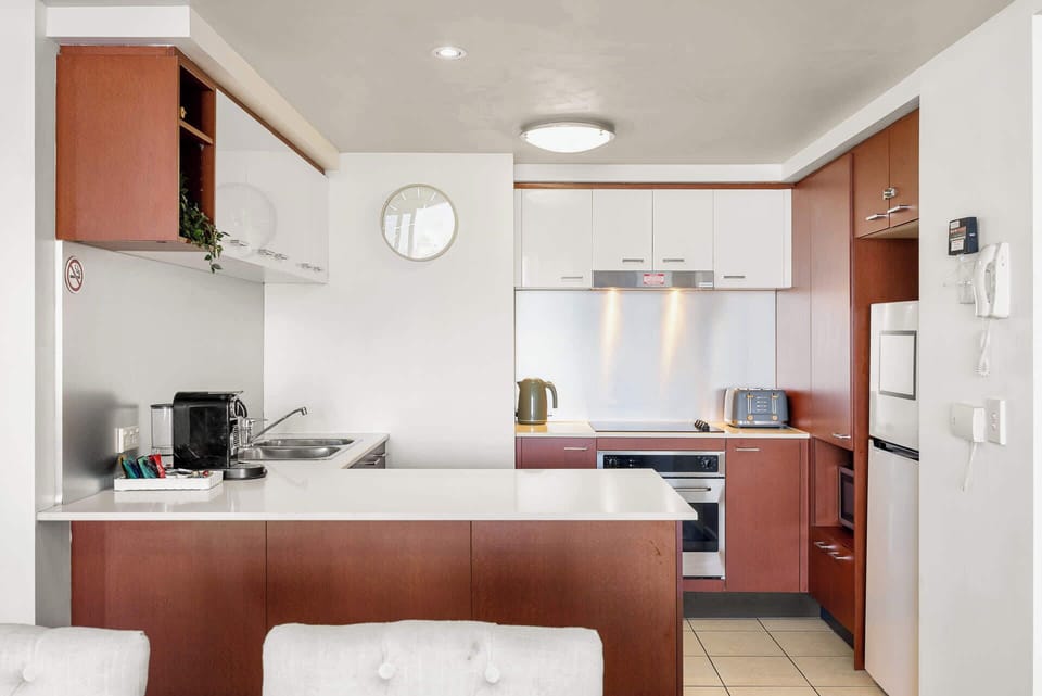 Fully equipped kitchen, Chevron Renaissance Tower 3, Surfers Paradise