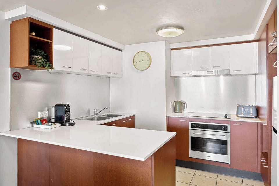 Fully equipped kitchen Renaissance Tower 3, Surfers Paradise