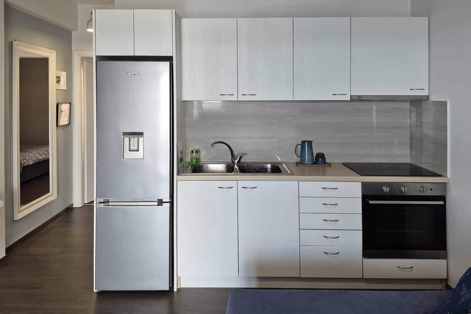 The kitchenette offers everything you might need, even with many restaurants nearby. Should you prefer cooking, it features a four-burner induction hob, oven, and a spacious fridge with separate freezer at your disposal. Always prepared. 