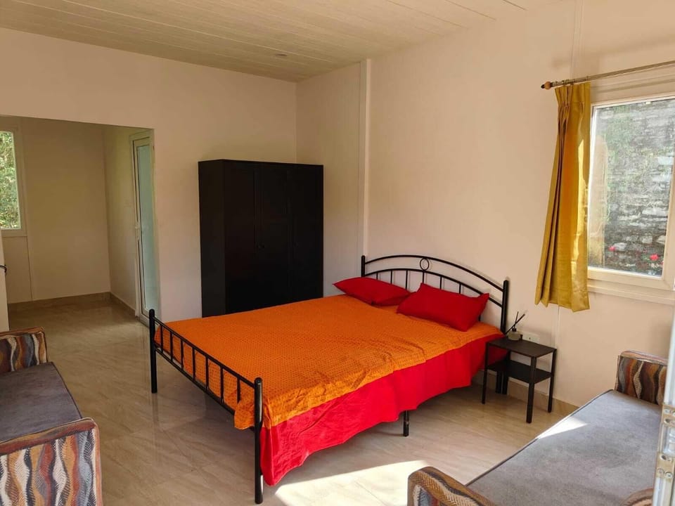 Comfort Cottage, Mountain View | In-room safe, blackout drapes, iron/ironing board (on request)