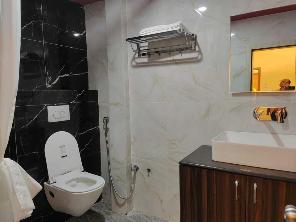 Deluxe Room | Bathroom | Towels, soap, shampoo, toilet paper