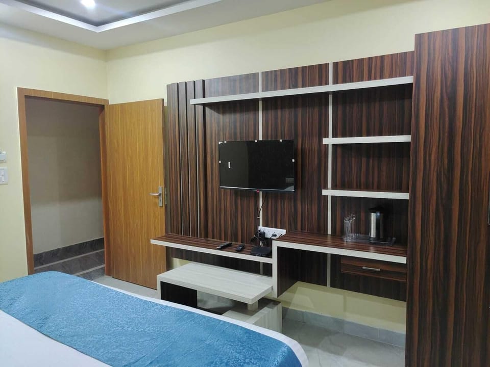 Desk, WiFi (free)