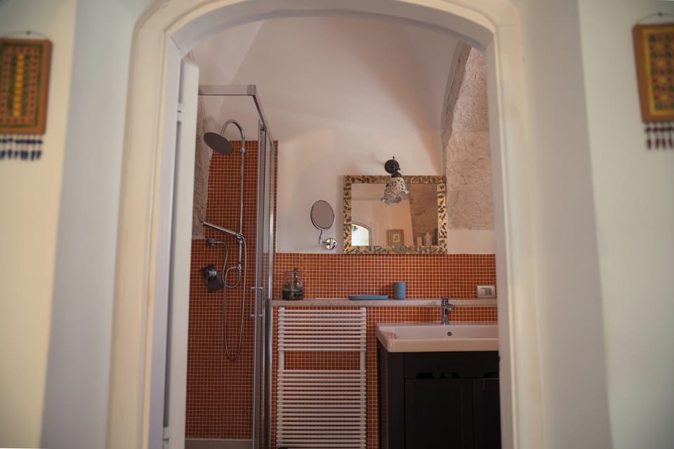 Deluxe Double Room, Ensuite, Courtyard Area | Bathroom | Rainfall showerhead, free toiletries, hair dryer, slippers