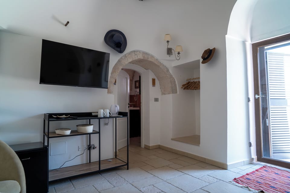 Deluxe Double Room, Ensuite, Courtyard Area | Living area | 46-inch Smart TV with satellite channels