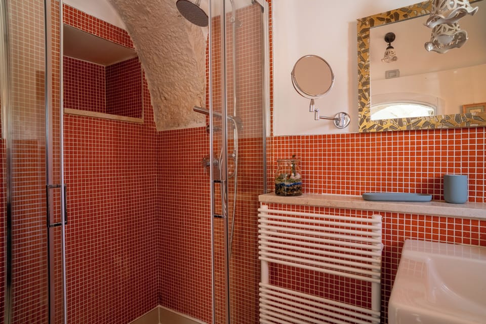 Deluxe Double Room, Ensuite, Courtyard Area | Bathroom | Rainfall showerhead, free toiletries, hair dryer, slippers