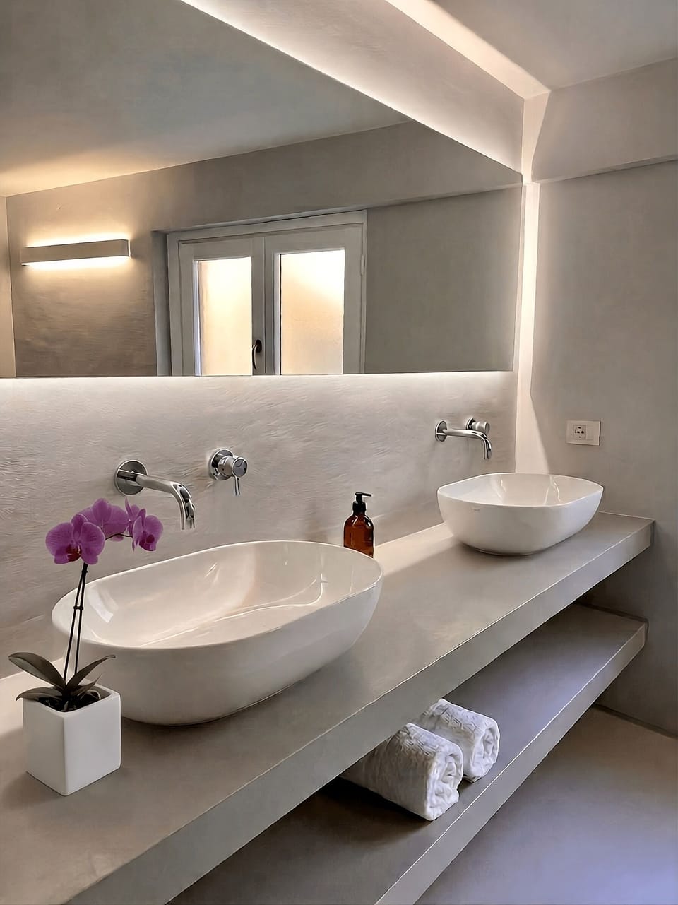 'A ranni | Bathroom | Shower, rainfall showerhead, free toiletries, hair dryer
