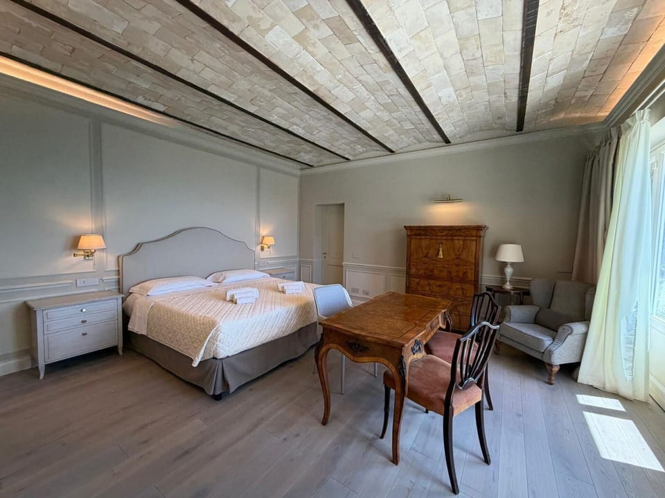 Amenities, Bedroom, Room Detail