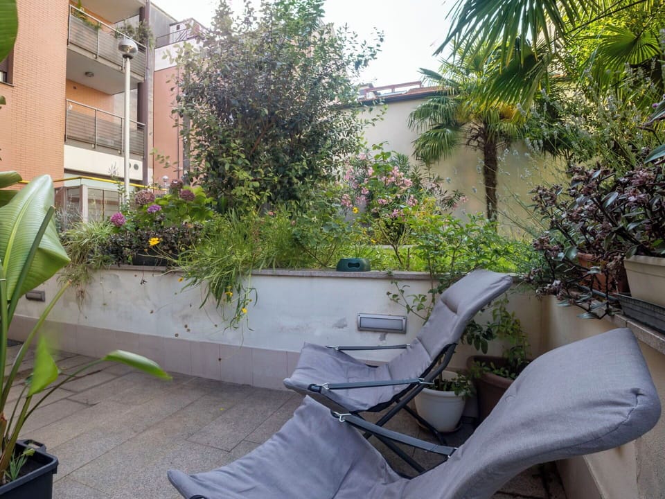Apartment, Architecture, Residential Area, Condominium, Composite Material, Urban Design, Balcony, Mixed-Use, Shade