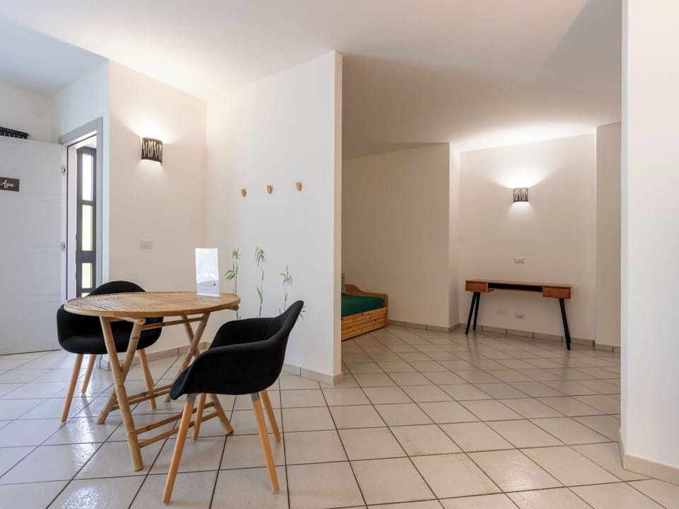 Building, Wall, Window, Residential Area, Neighbourhood, Facade, House, Town, Home, Balcony