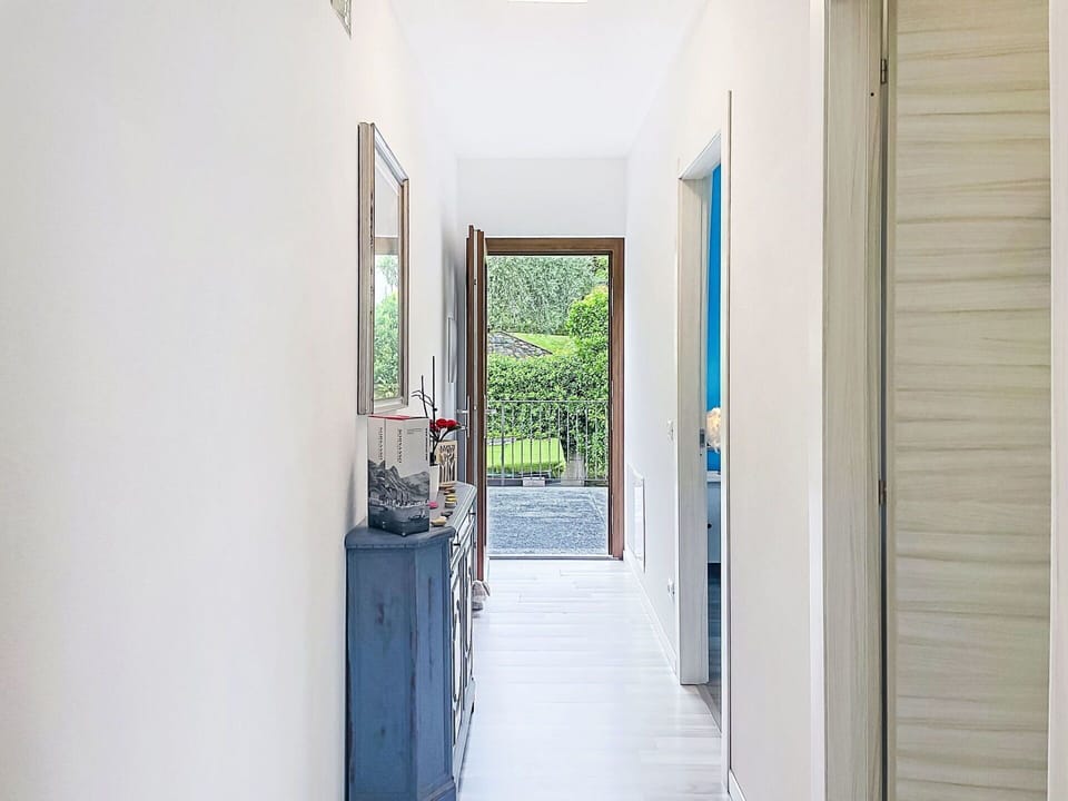 Building, Wall, Window, Residential Area, Neighbourhood, Facade, House, Town, Home, Balcony