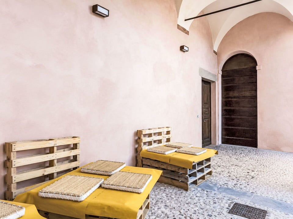 Building, Wall, Window, Residential Area, Neighbourhood, Facade, House, Town, Home, Balcony