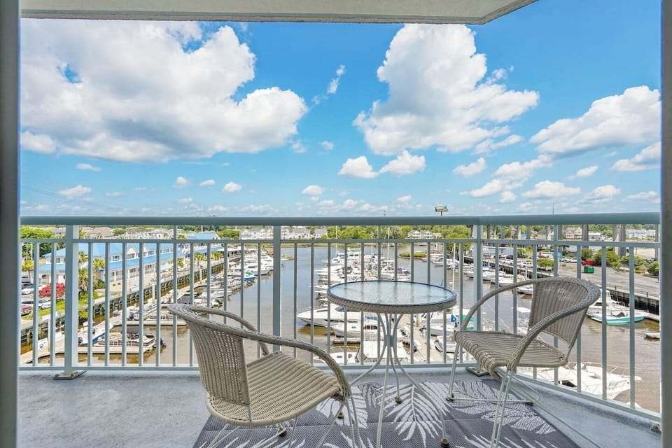 Relax on your private balcony overlooking the Intracoastal Waterway & Harbourgate Marina. Front-row seats to boats, sunsets, and coastal breezes—your waterfront escape