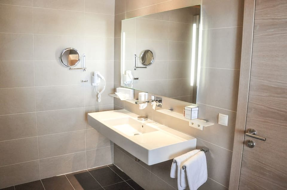 Suite (Seelos) | Bathroom | Free toiletries, hair dryer, bathrobes, towels