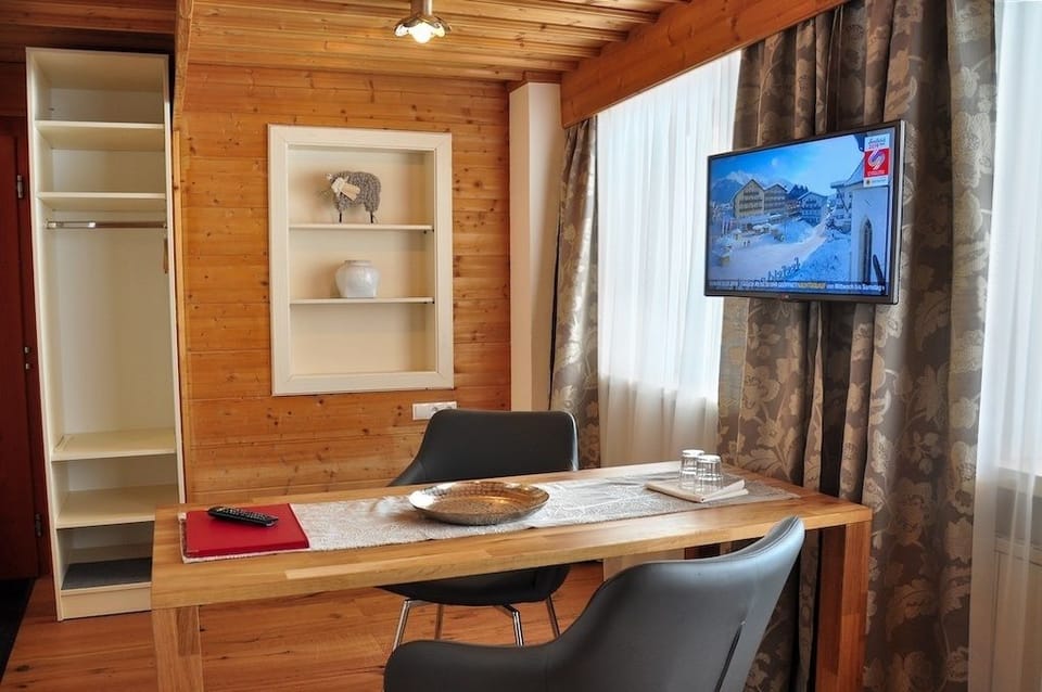 Suite (Hocheder) | Living room | Books