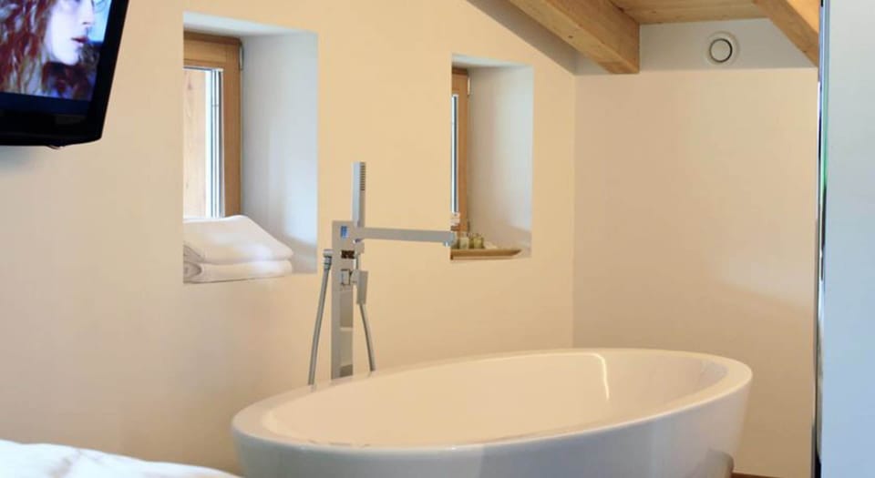 Superior Suite | Bathroom | Free toiletries, hair dryer, bathrobes, towels