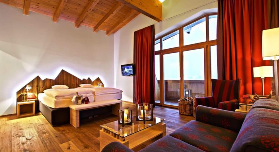 Junior Suite | Hypo-allergenic bedding, down comforters, in-room safe, desk