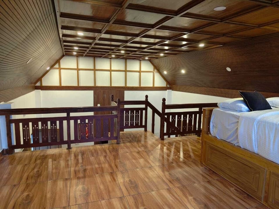Deluxe Studio Suite | Desk, laptop workspace, WiFi (free)