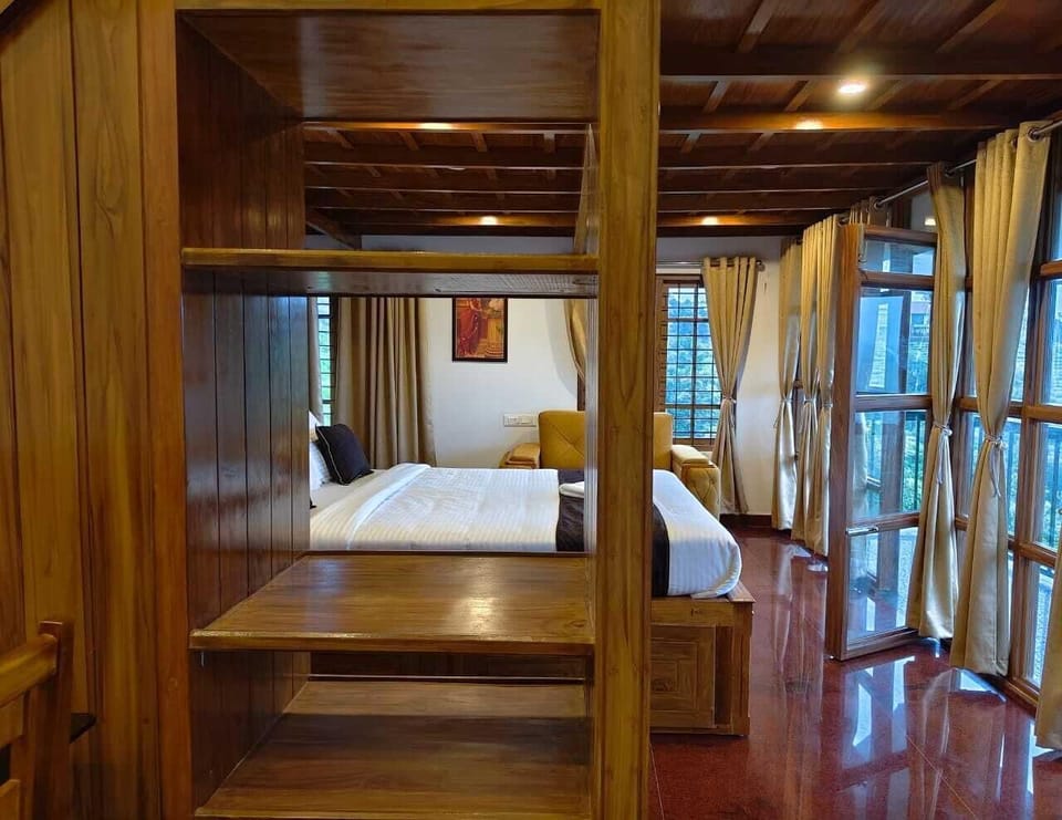 Luxury Suite | Desk, laptop workspace, WiFi (free)