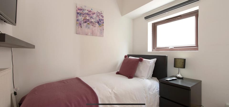 6 bedrooms, WiFi (free), bed sheets