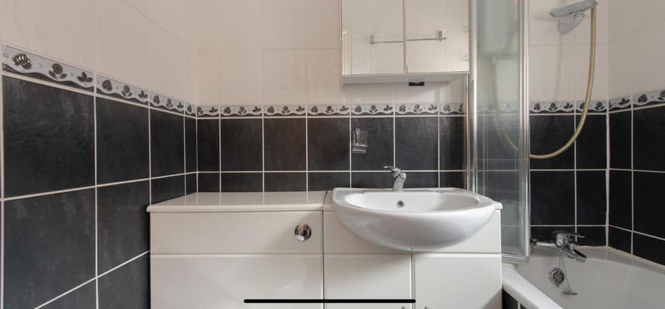 House Sleeps 10 With Parking and Garden House in London