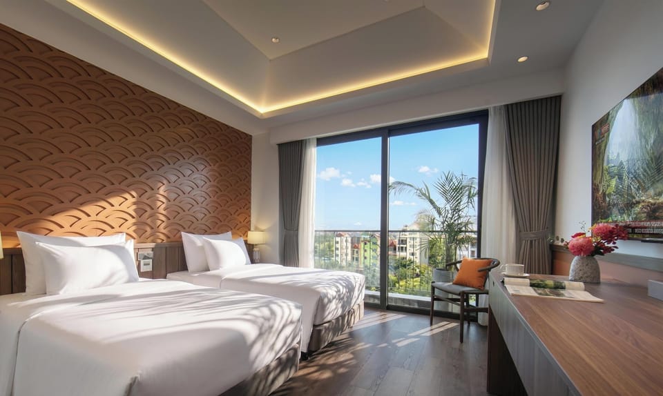 Executive Suite with Balcony and City View | Premium bedding, minibar, in-room safe, desk