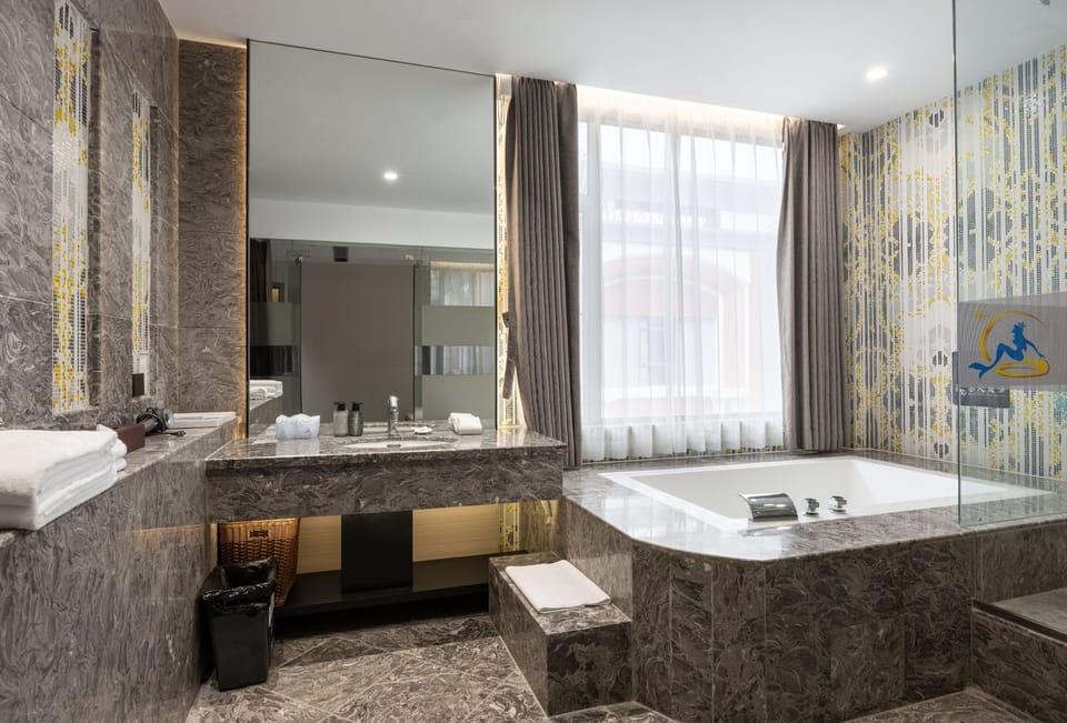 Luxury Suite | Bathroom | Free toiletries, hair dryer, slippers, towels